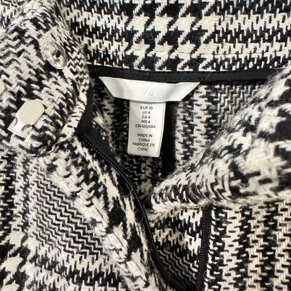 H&M Shorts Size 4 - Picture 2 of 3